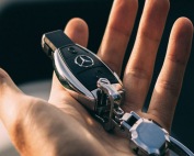 A person’s hand holding car keys representing the bail bond collateral services by A-Affordable Bail Bonds in Vancouver, WA