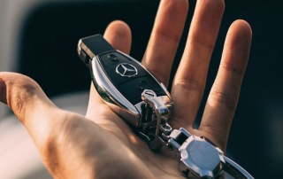 A person’s hand holding car keys representing the bail bond collateral services by A-Affordable Bail Bonds in Vancouver, WA